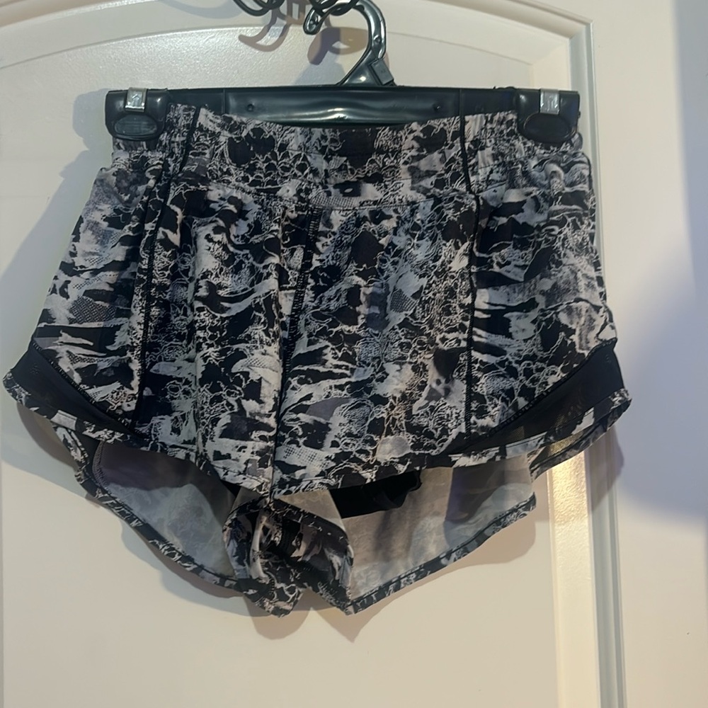 Lululemon hotty hots size 8, 2.5 inch